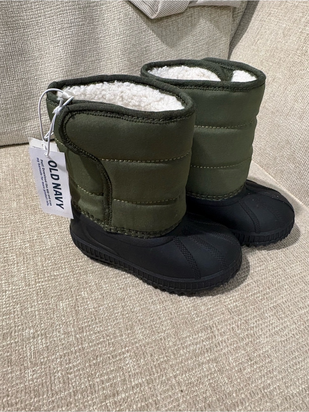 Old navy toddler green/black snow boots size 6 toddler NEW